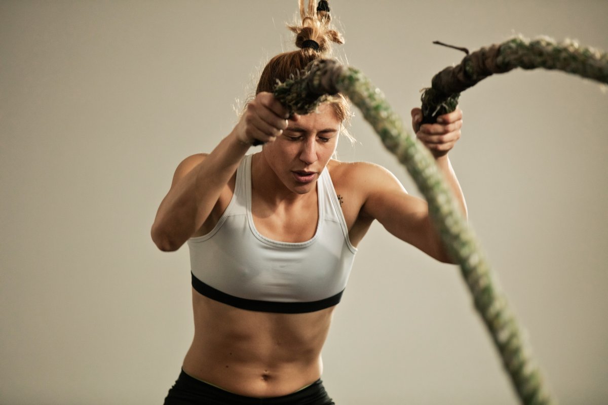 Retrouver force et équilibre grâce au coaching et à la sophrologie Femme en effort symbolisant la résilience, le dépassement de soi et la gestion du stress avec l'accompagnement StressManager.fr
