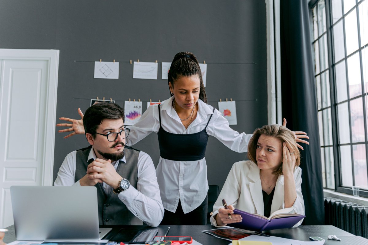 Coaching pour femmes entrepreneuses – leadership, cohésion et performance Femmes entrepreneuses en séance de coaching collaboratif, développant leur leadership et leurs projets professionnels.