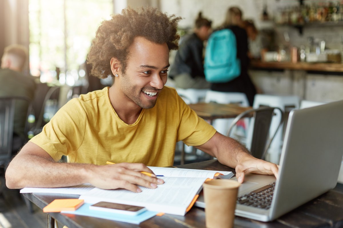 Étudiant motivé grâce au coaching personnalisé et à la préparation mentale Étudiant concentré et motivé, bénéficiant d’un accompagnement en coaching et préparation mentale.