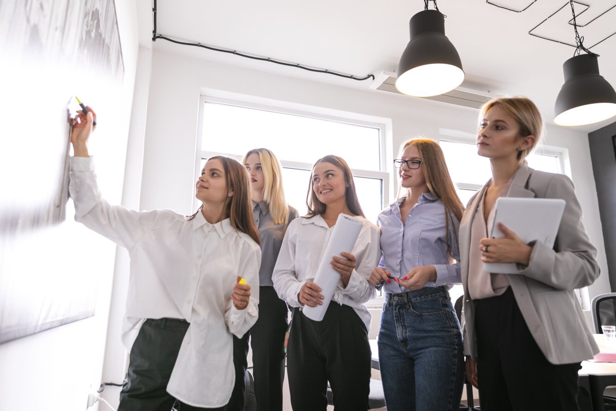 Coaching pour femmes entrepreneuses – leadership, cohésion et performance à saint avé Femmes entrepreneuses en séance de coaching collaboratif, développant leur leadership et leurs projets professionnels.